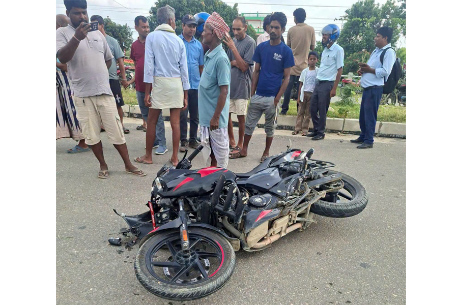 सिरहामा स्कुल बस र मोटरसाइकल ठोकिँदा एक युवकको मृत्यु