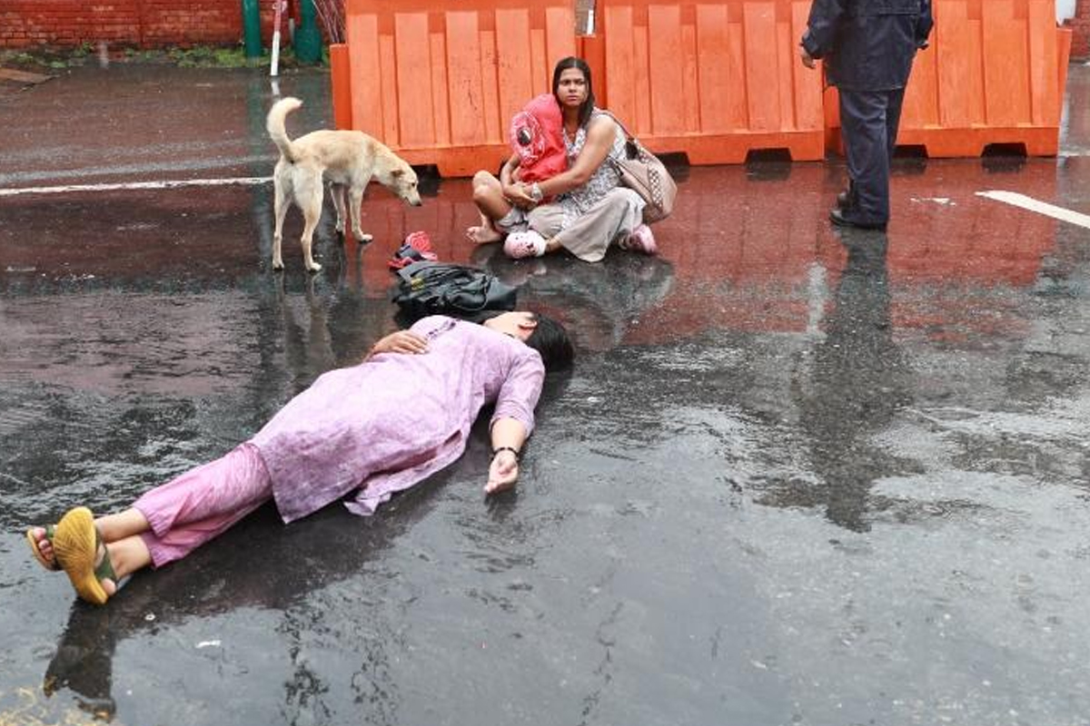 गृहमन्त्रीलाई भेट्न नपाएपछि सडकमै सुते निहारिका र बिनु