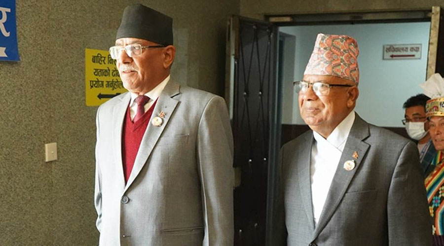 एमालेसँगको सहमतिप्रति असन्तुष्ट माधवसँग प्रचण्डको भेट
