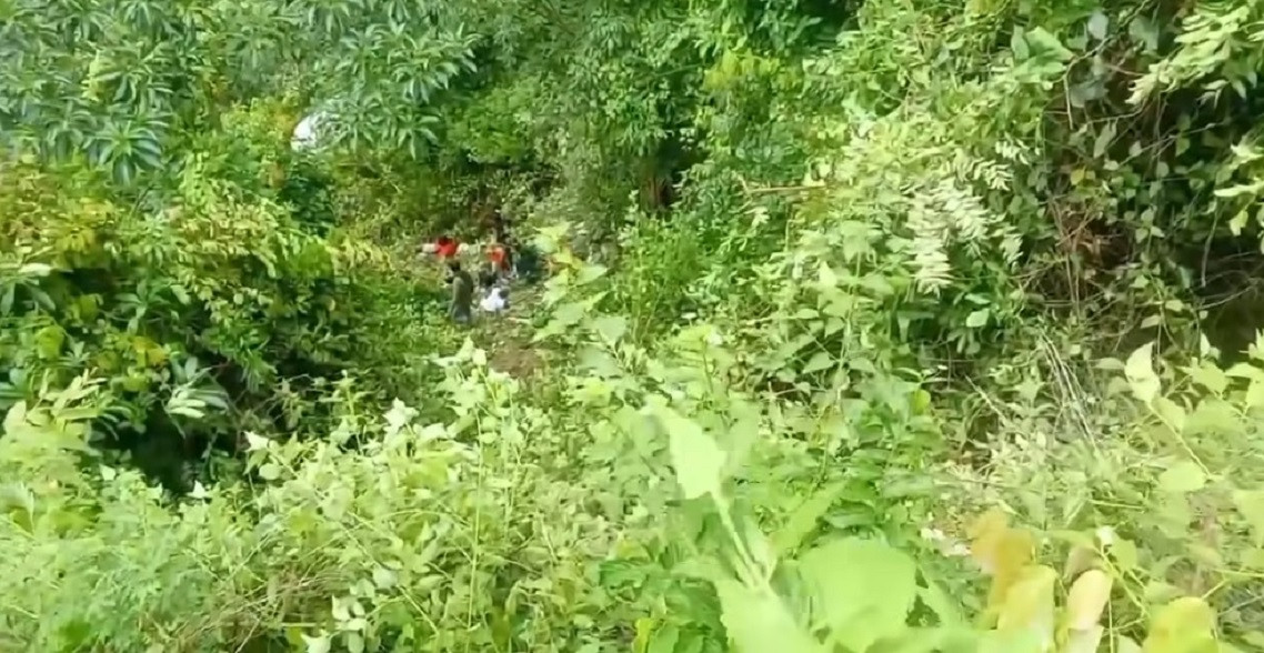 बोलेरो जिप सडकबाट खस्योः एक जनाको मृत्यु, ६ जना घाइते