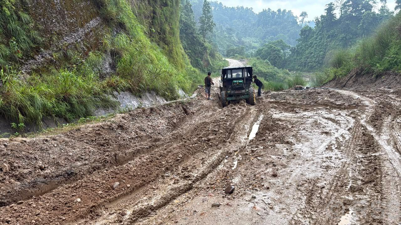वर्षाले विभिन्न राजमार्ग अवरुद्ध, यात्रामा सतर्कता अपनाउन आग्रह