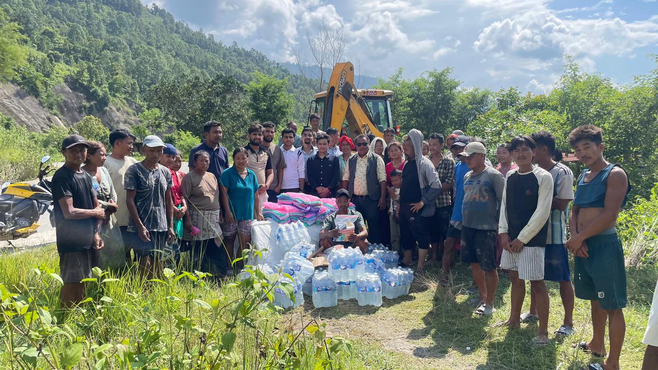 घरबारविहीन तथा बाढीपीडित परिवारलाई मुनलाइट सोसाइटी नेपालको राहत