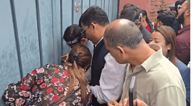 दुई म्यानपावर कम्पनीमा व्यवसायीहरूले लगाए ताला