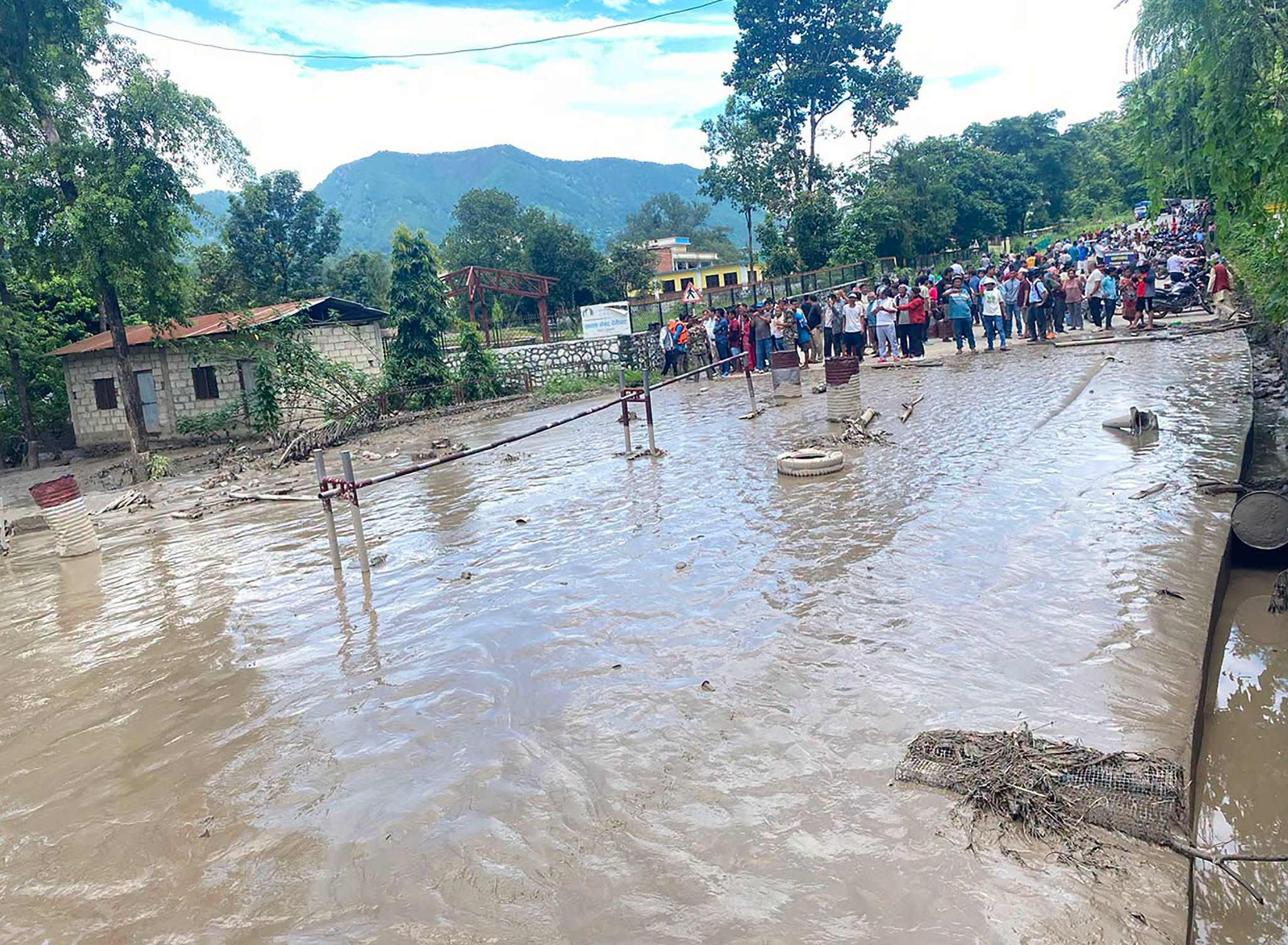 बाढीका कारण सम्पर्कविहीन पर्यटक संख्या ६४४ पुग्यो