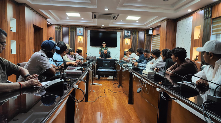 सुरुङमा फसेका व्यक्तिका परिवारसँग ऊर्जामन्त्रीले भने : आजै साँझसम्म भित्र छिर्ने प्रयासमा छौं
