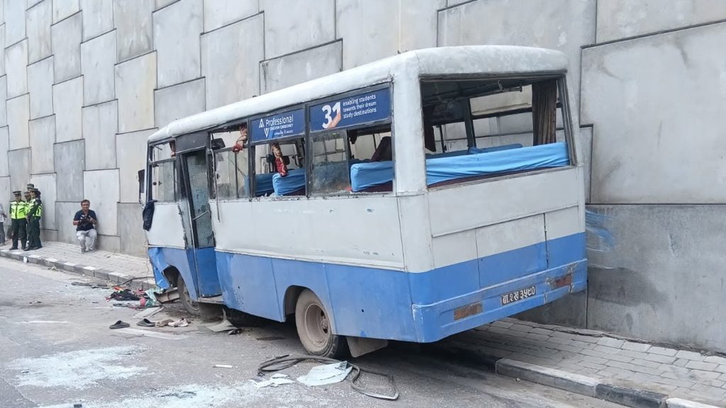 ग्वार्को बस दुर्घटनामा एक महिलाको मृत्यु
