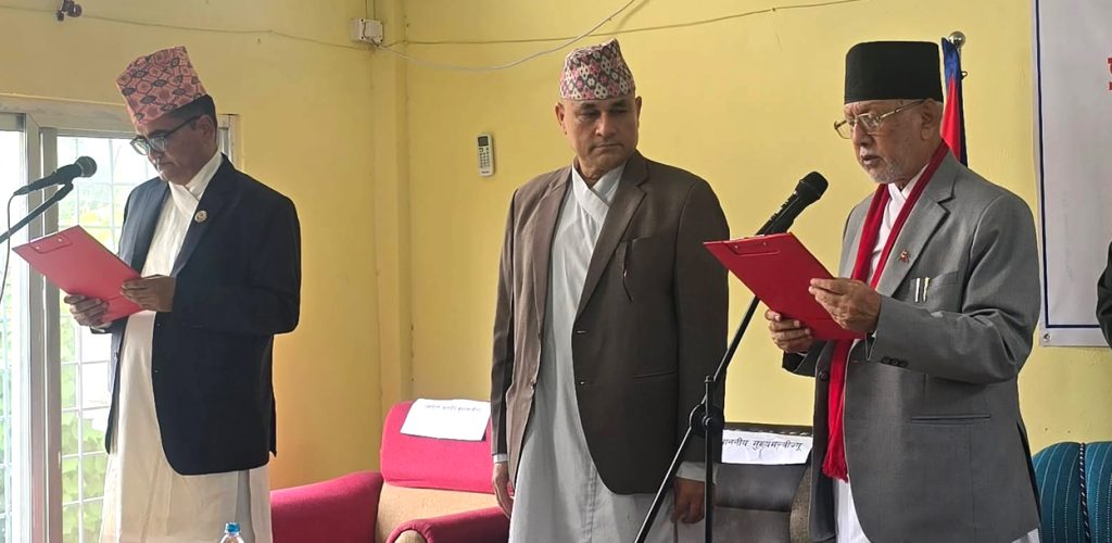 खगराज भट्टले लिए मुख्यमन्त्रीको शपथ