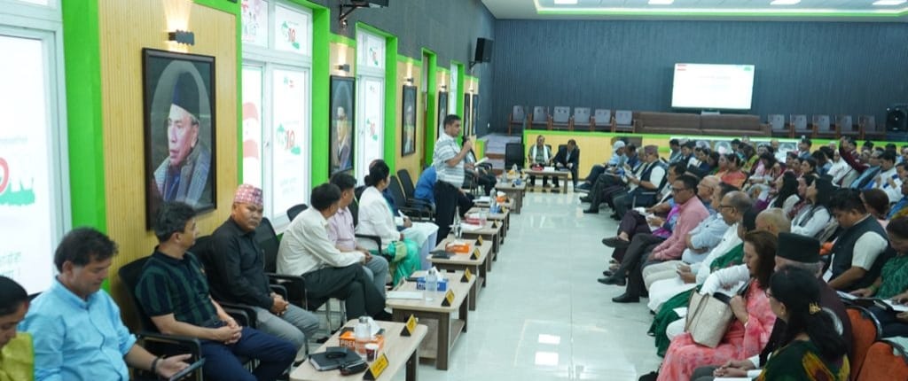 केन्द्रीय समिति बैठकमा सदस्यहरूले धारणा राख्दै