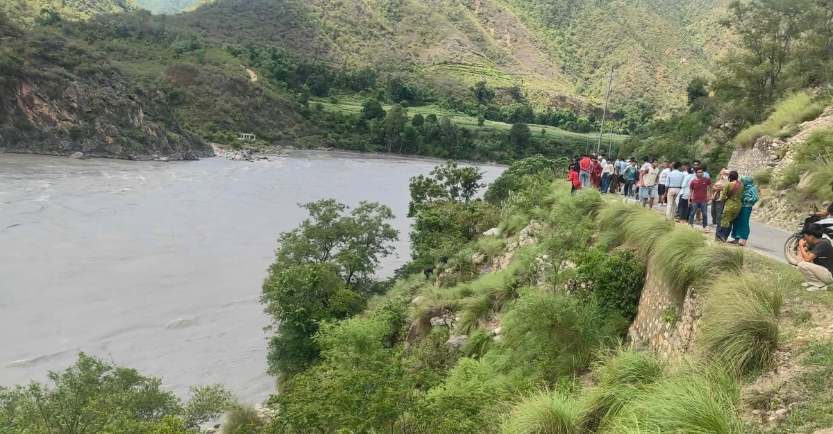 सल्यान भेरी नदीमा जिप खस्दा दुई जना बेपत्ता
