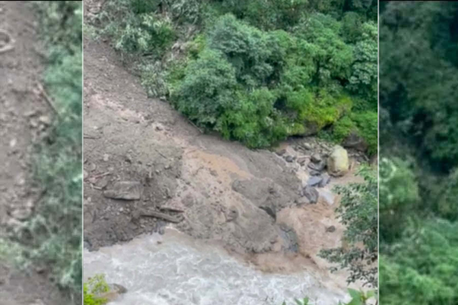 भोटेकोशीमा पहिरो खस्दा नदीको बहाव आधा थुनियो