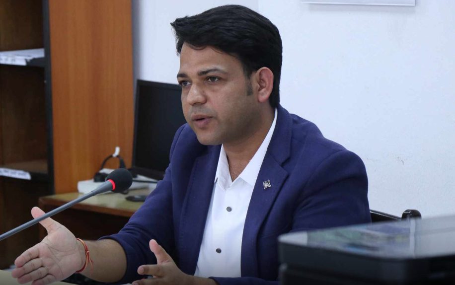बालेनलाई विपिन आचार्यको कटाक्ष : ‘देश एक्लैले बन्दैन, प्रदेश र स्थानीय तहमा पनि साथ चाहिन्छ’