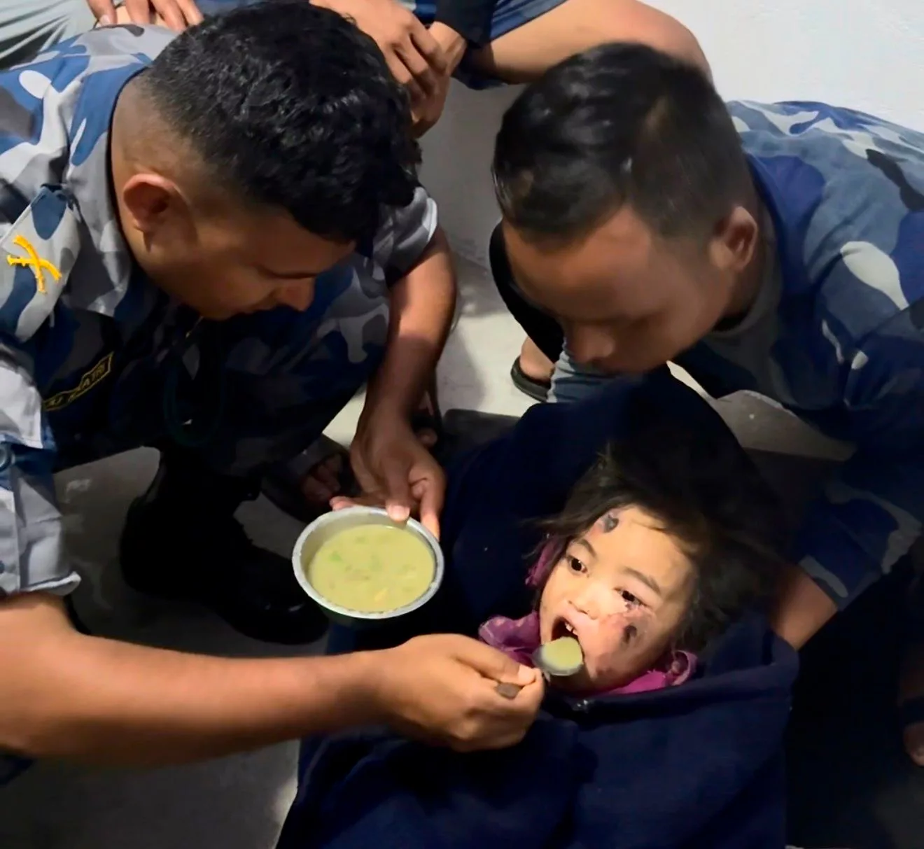 दुई दिनसम्म माटोमुनि पुरिएकी बालिकाको जीवितै उद्धार