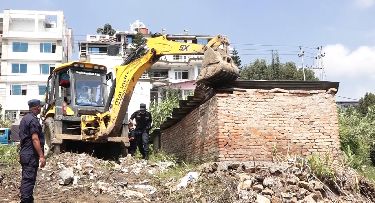 ललितपुरको हात्तीवन क्षेत्रका अतिक्रमित संरचनामा चल्याे डोजर