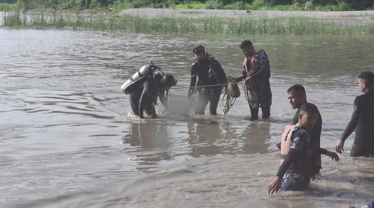 नवलपुरस्थित नारायणी नदीबाट ६२ वटा शव सङ्कलन