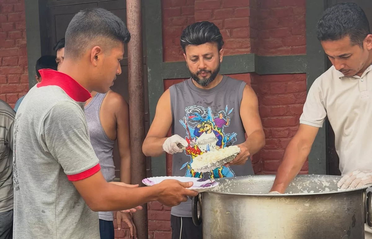 बाढी प्रभावितलाई खाना खुवाउँदै गायक दुर्गेश