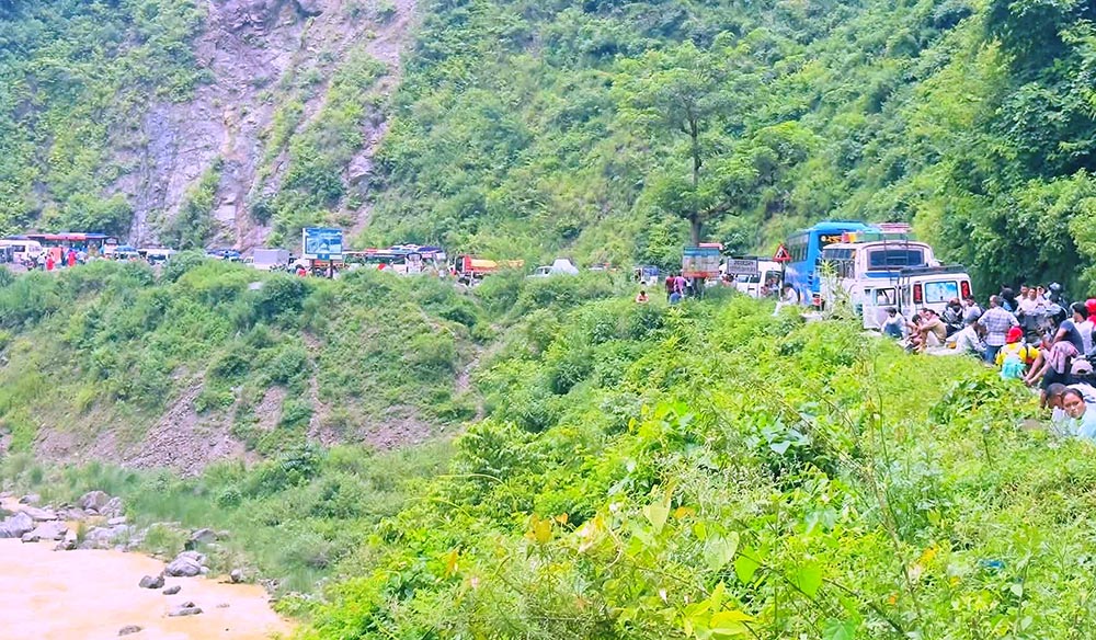 गौडेपुलमा सुक्खा पहिरो, सिद्धार्थ राजमार्ग अवरुद्ध