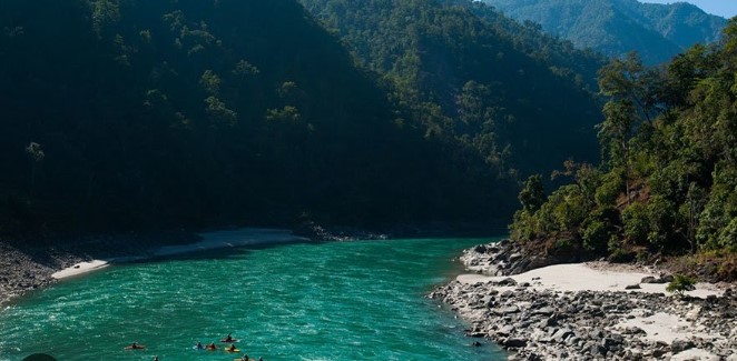 कार सुनकोशीमा खस्यो, चार जना बेपत्ता