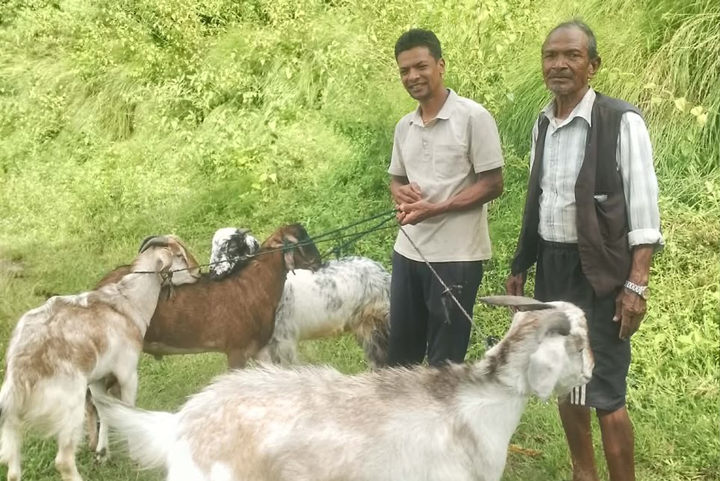 किताबमा मात्र होइन, आफ्नै कर्मबाट पनि सिकाउँछन् श्रमको पाठ