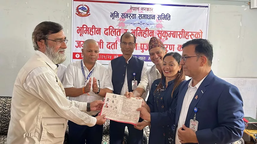 मकवानपुरगढीका ६ सुकुमबासी परिवारले पाए जग्गाधनी पुर्जा