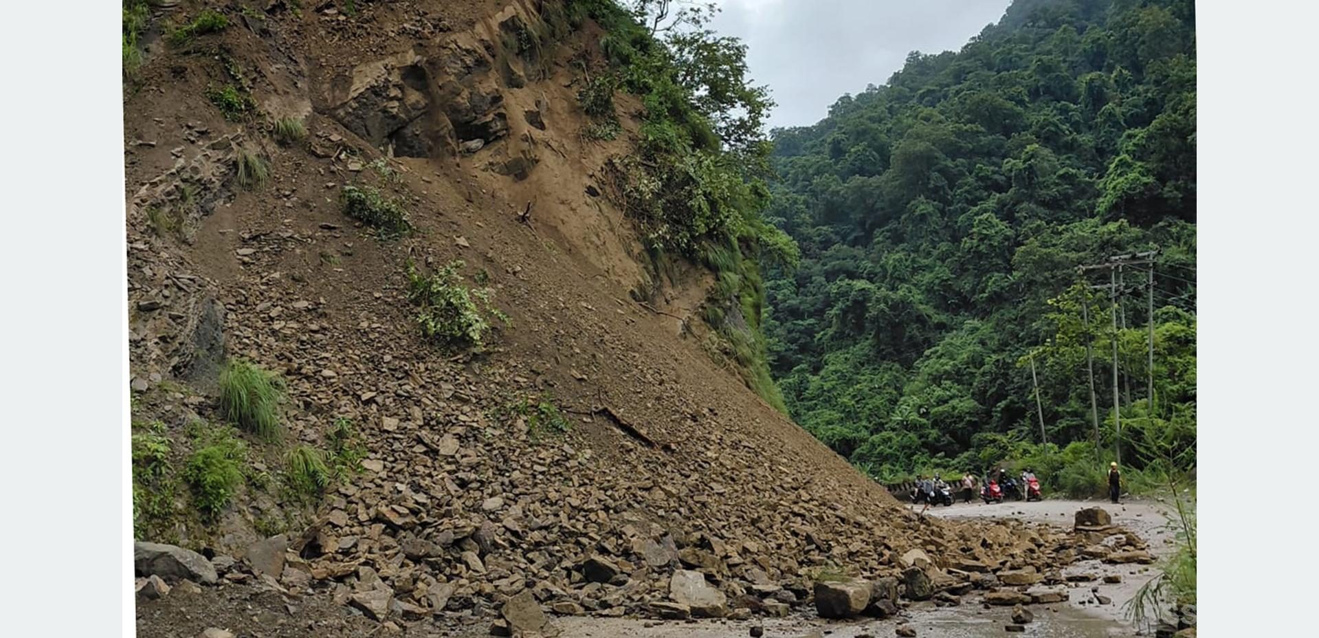 बाढी र पहिरोबाट सडक अवरुद्ध हुँदा यातायात सेवा प्रभावित