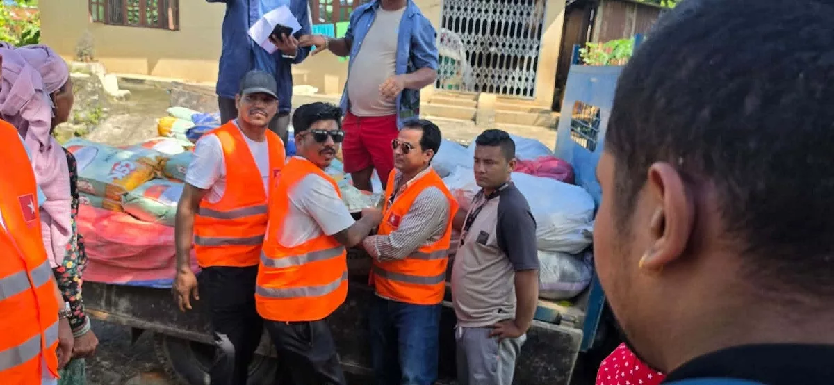युवा सङ्घद्वारा बाढी प्रभावित परिवारलाई राहत सामग्री हस्तान्तरण