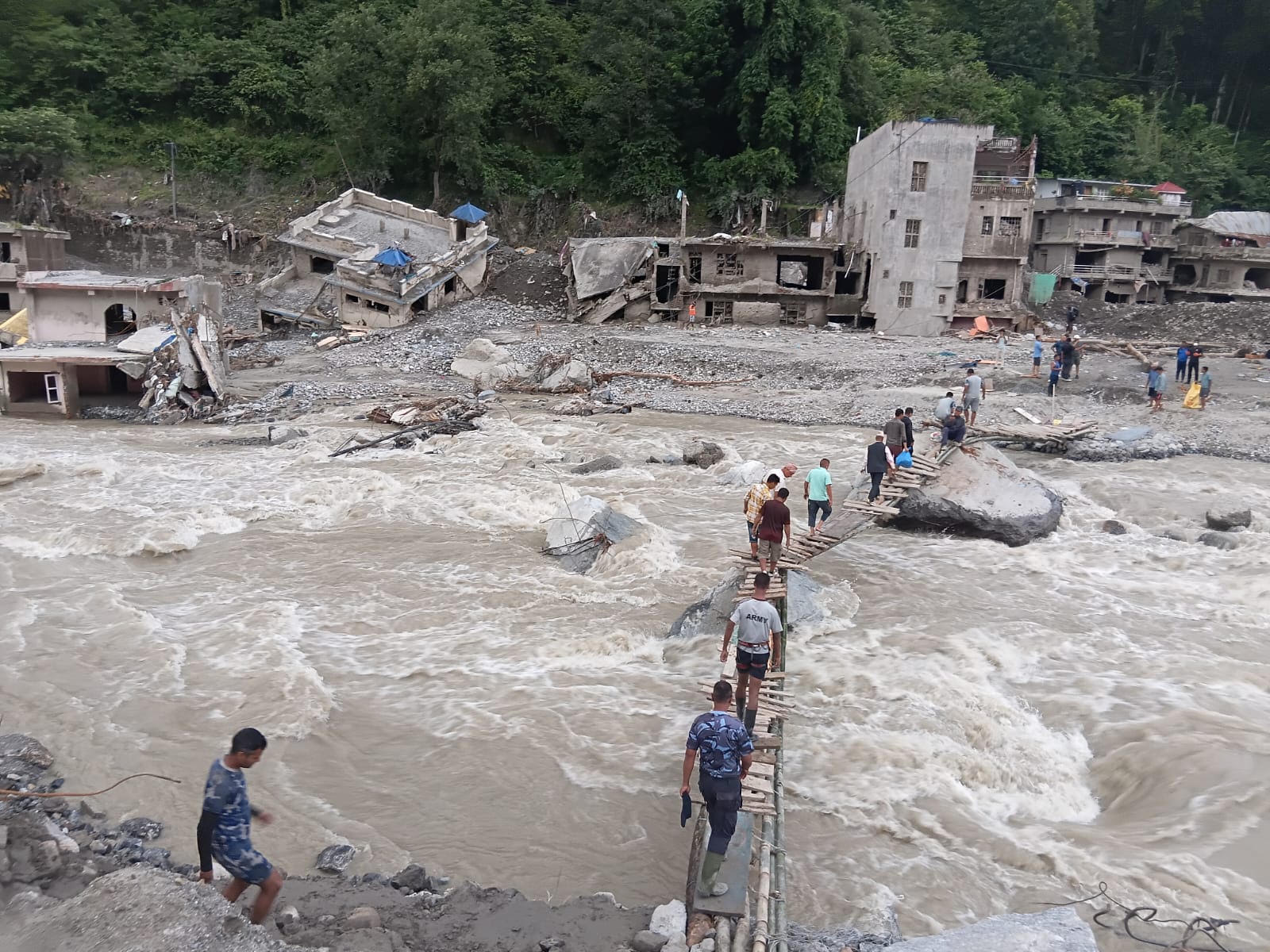 फलाखु खोलामा फड्के र भोटेकोशीमा तुइन बन्यो