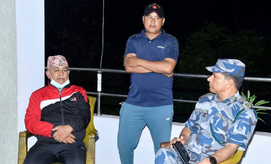 मृतक र बेपत्ता सशस्त्र प्रहरीका परिवारजनसँग महानिरीक्षक पौडेलको भेट