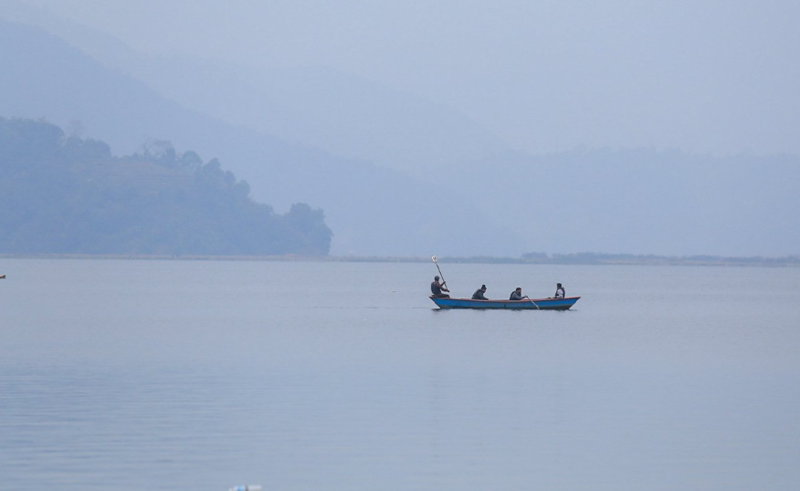 पोखराको फेवातालमा भारतीय गाडी खस्यो, २ जनाको मृत्यु