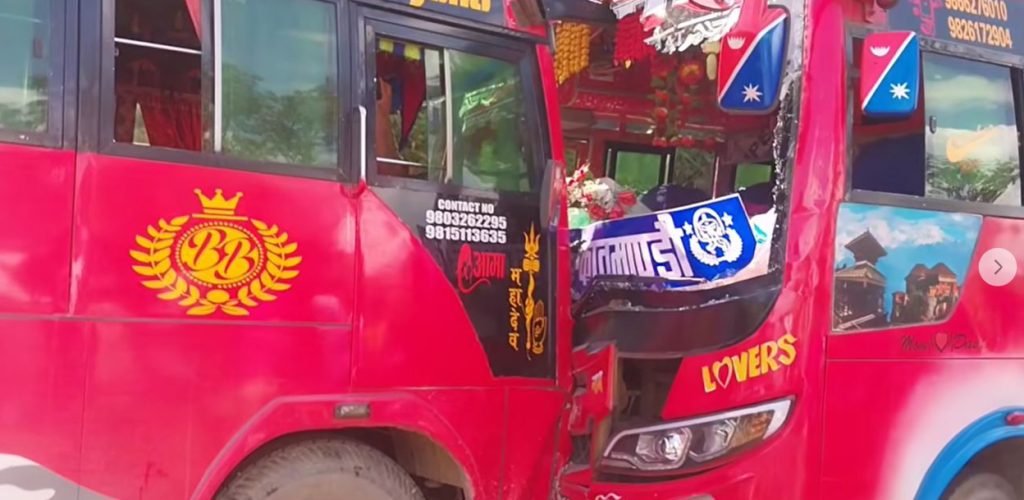 गोरखामा दुई बस ठोक्किए : ४ जना घाइते, एकको अवस्था गम्भीर