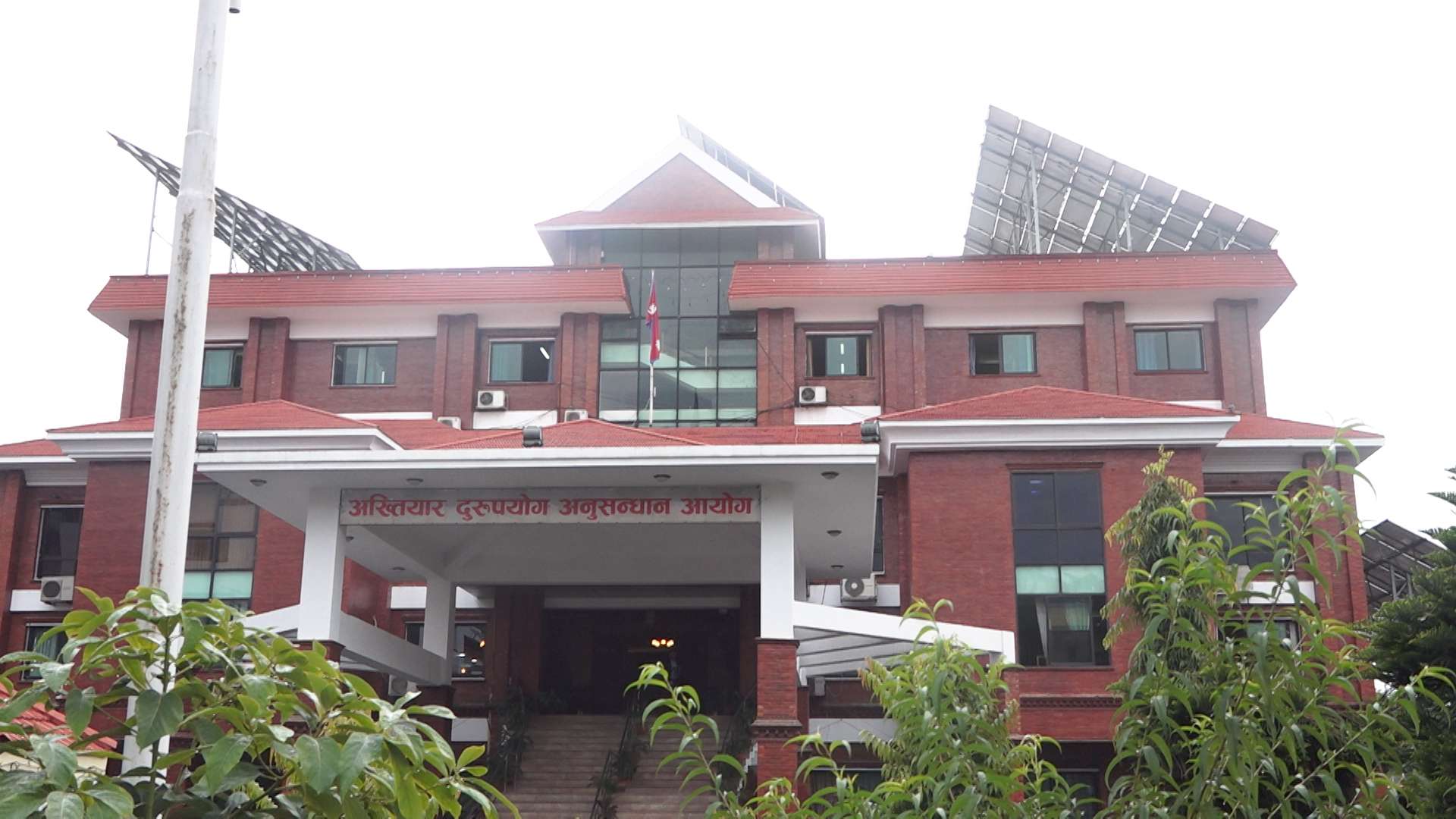 ६४ हजार घुससहित इन्जिनियर दीपा कार्की र बिचौलिया नियन्त्रणमा