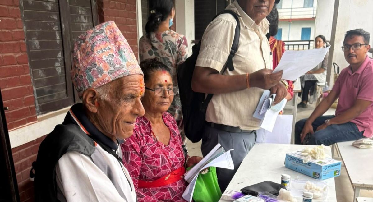 भोटेकोशी बाढी : ज्येष्ठ नागरिकहरूका लागि नि:शुल्क स्वास्थ्य शिविर