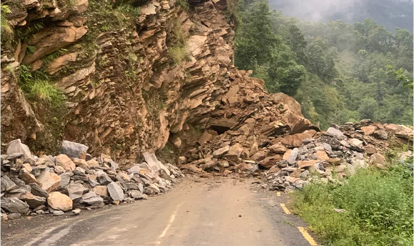 रसुवाको भोर्ले बजारनजिक सुक्खा पहिरो, सडक अवरुद्ध