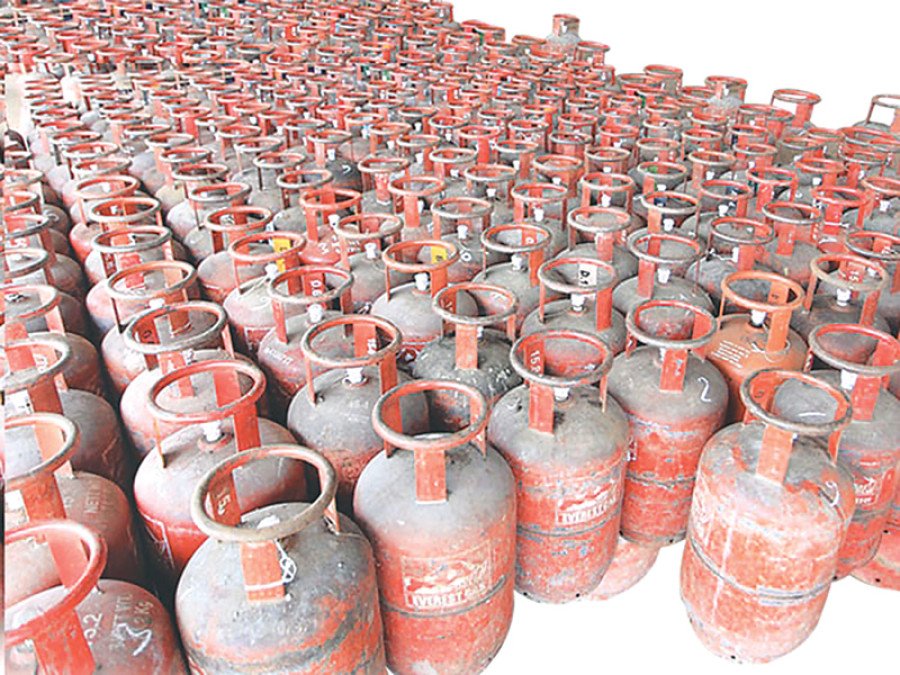 ग्यास अभाव: पौने २ करोड सिलिन्डरले नै बढायो निर्भरता